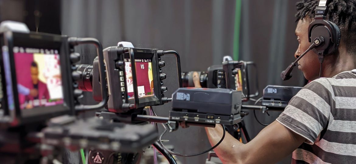 3 caméras de broadcast réglée par un opérateur