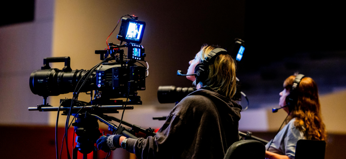 Caméraman derrière une caméra sur un tournage