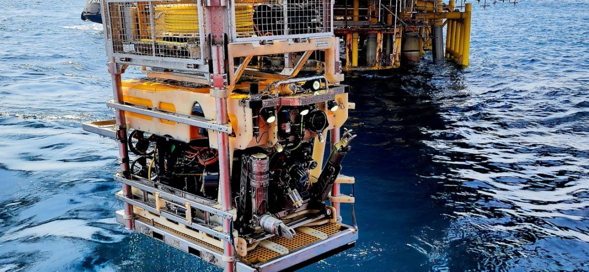 Un ROV devant une plateforme pétrolière