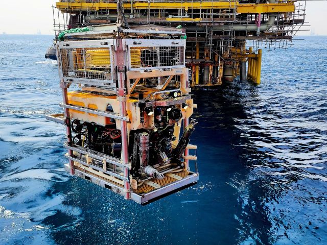 Un ROV devant une plateforme pétrolière