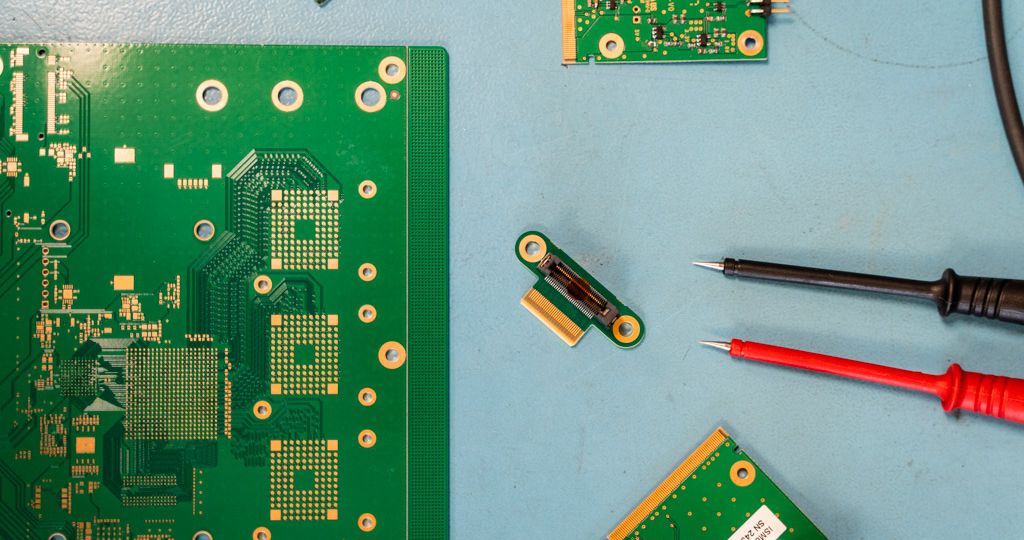 Cartes électroniques et tournevis