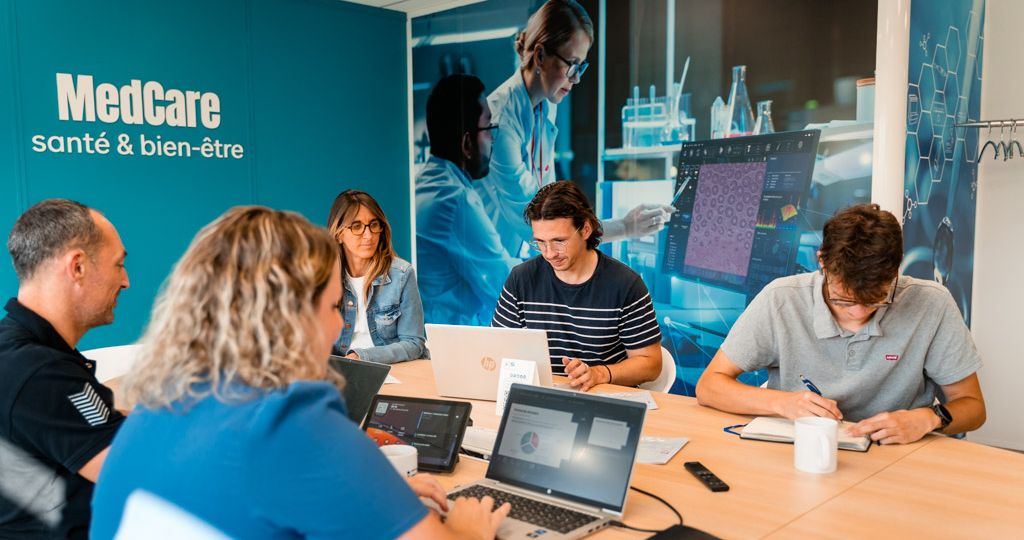 5 personnes en réunion