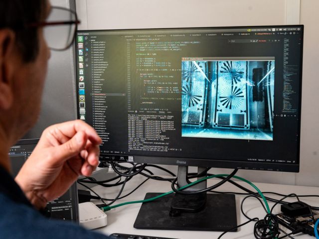 Un ingénieur sur son logiciel