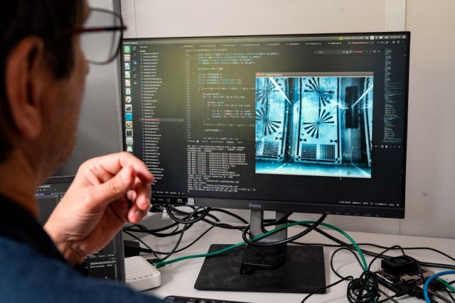 Un ingénieur sur son logiciel